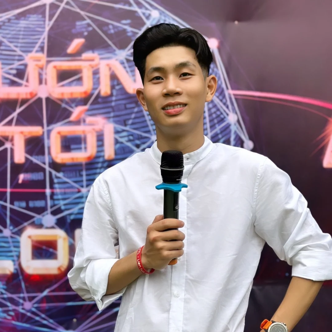 Âu Văn Chiều cầm micro tại sự kiện
